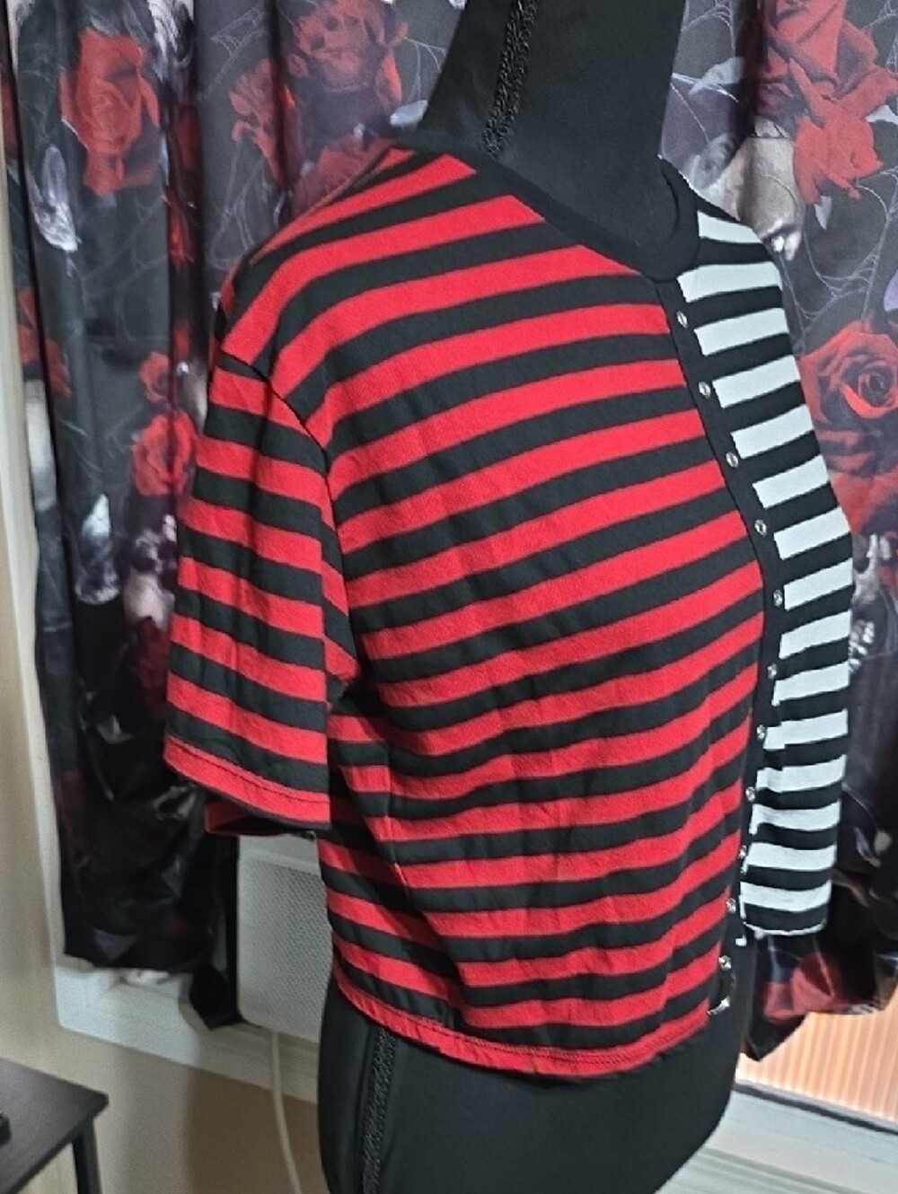 Midnight Hour Women’s Split Stripe Crop Top With O-Ring Details - Picture 4 of 8